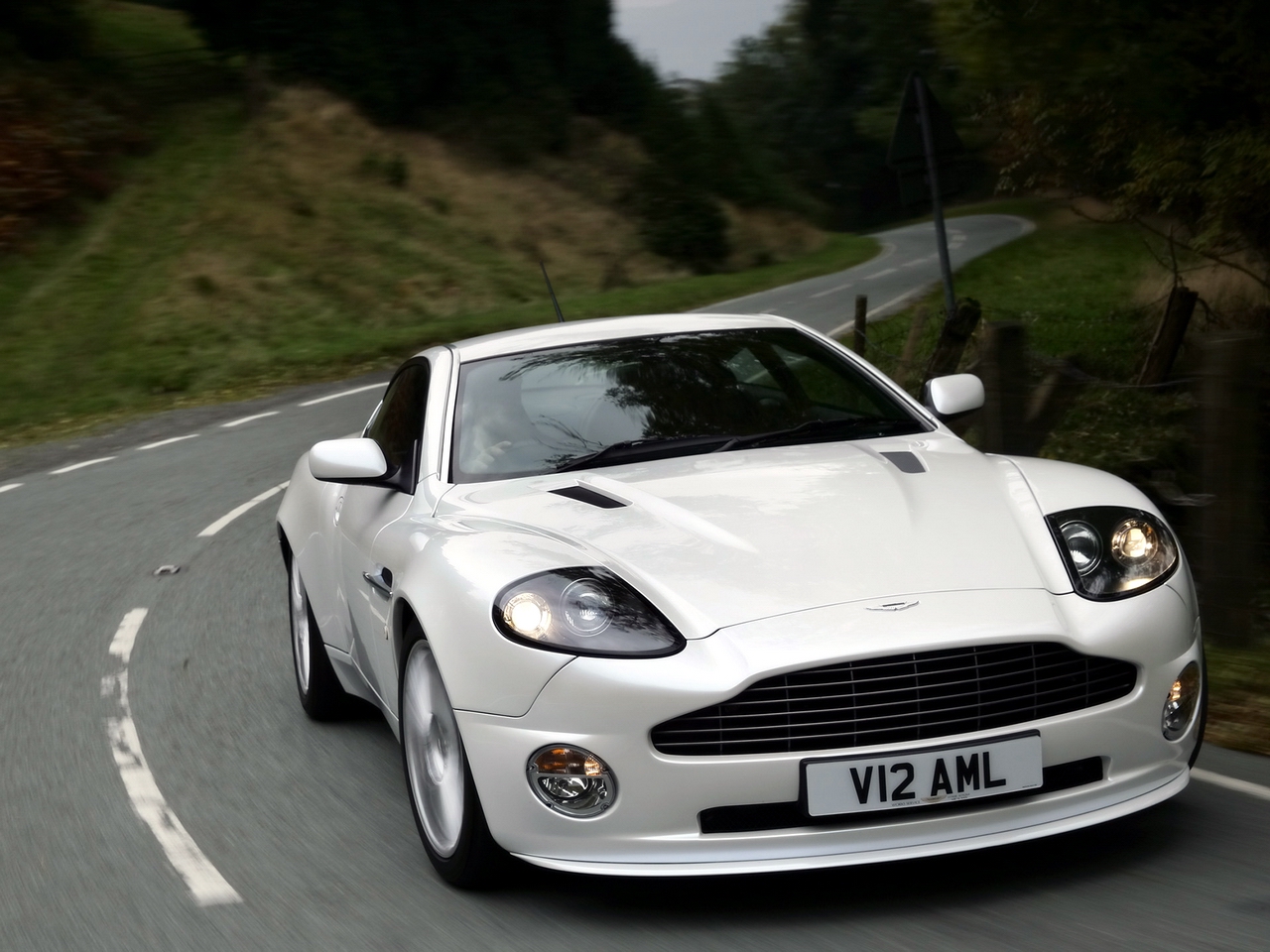 Download High quality Aston Martin wallpaper / Cars / 1280x960
