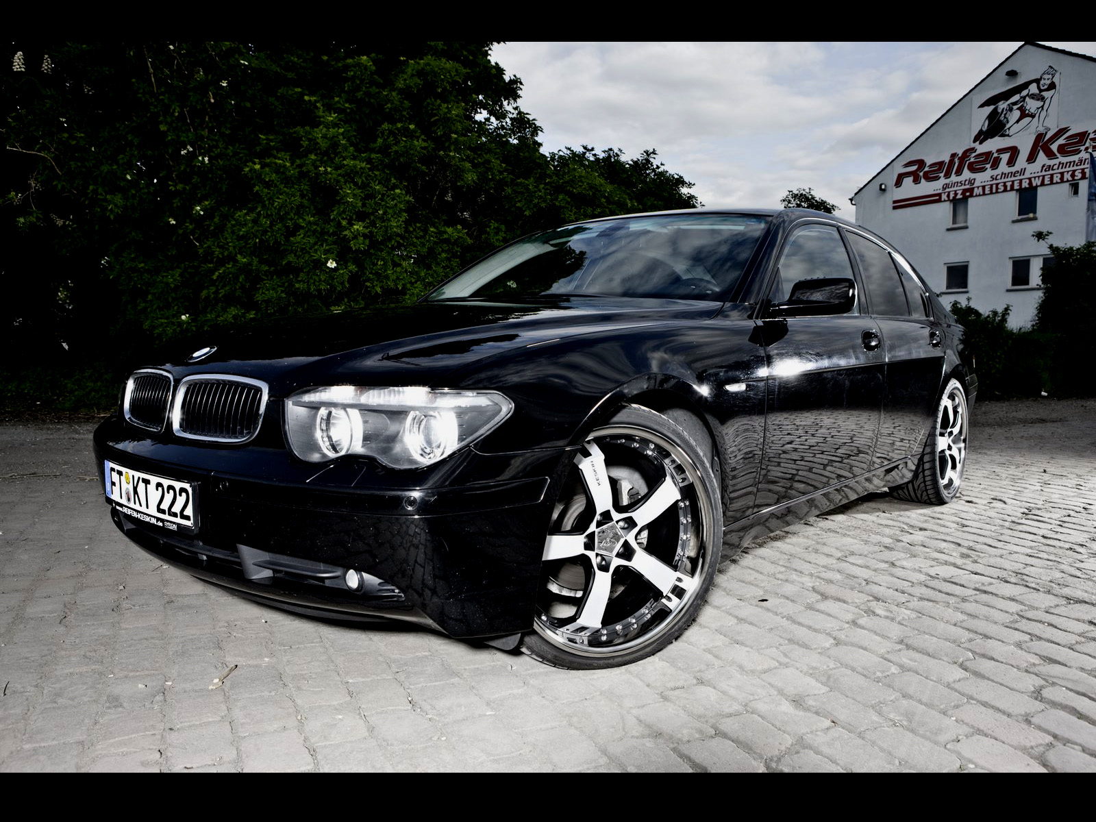 Download High quality black Bmw wallpaper / 1600x1200