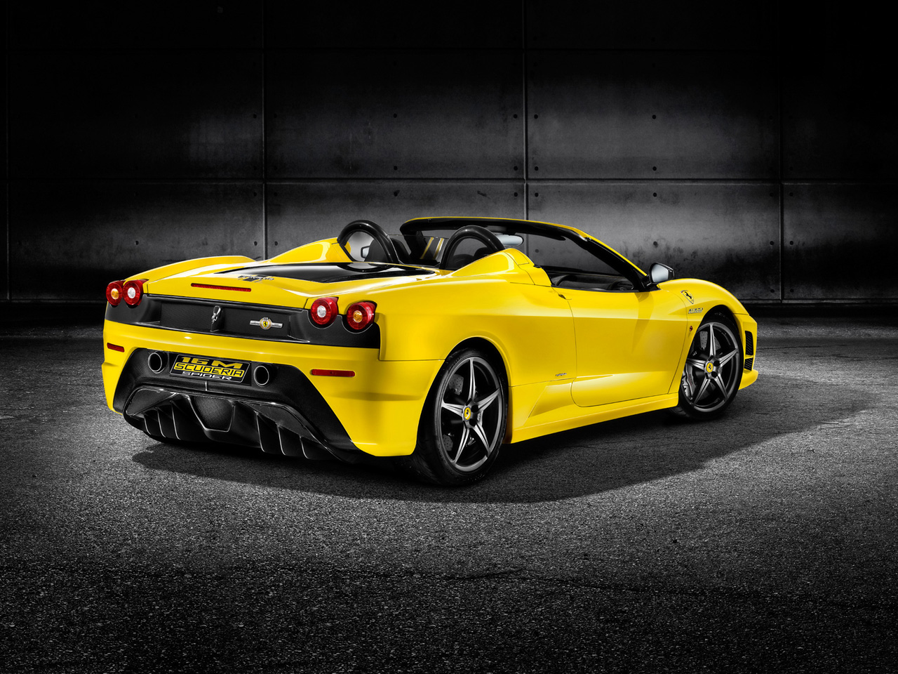 Download High quality back side Ferrari wallpaper / 1280x960