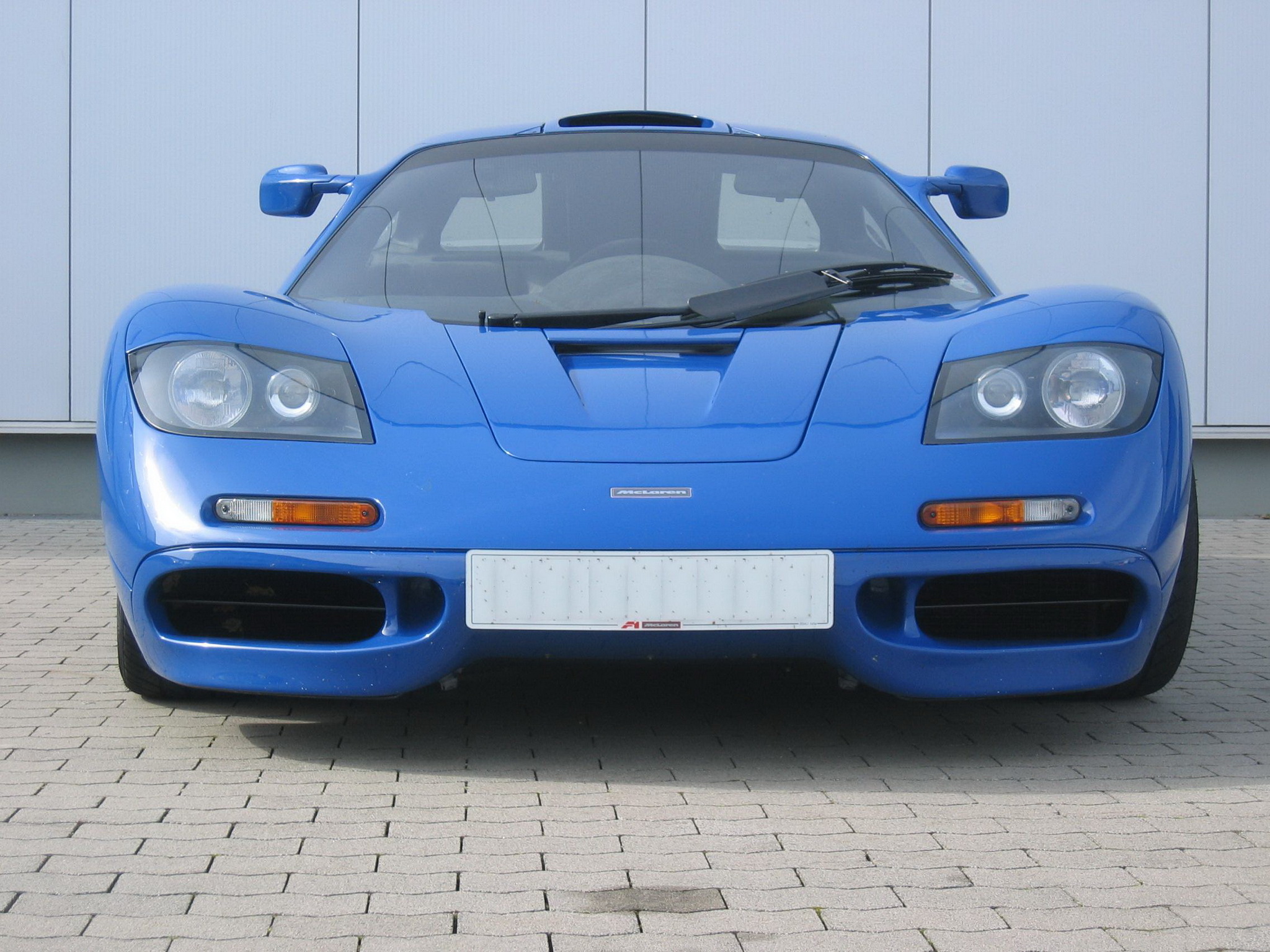 Download High quality blue supercar McLaren wallpaper / 2048x1536