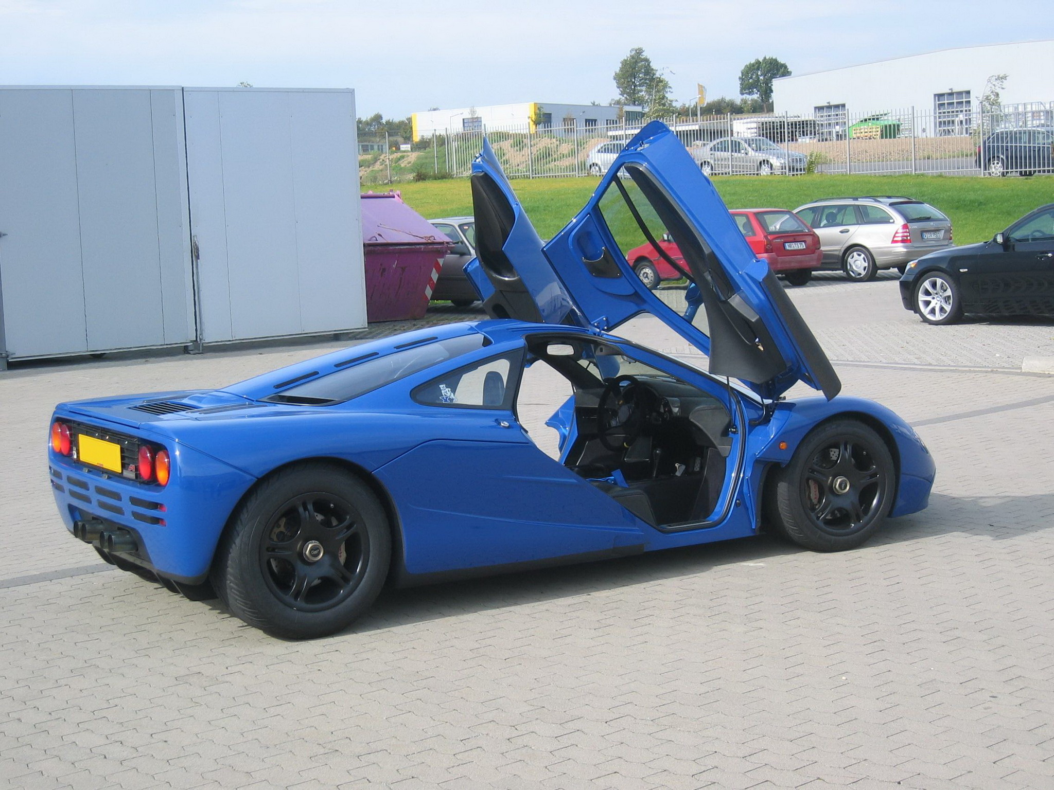 Download full size blue supercar McLaren wallpaper / 2048x1536
