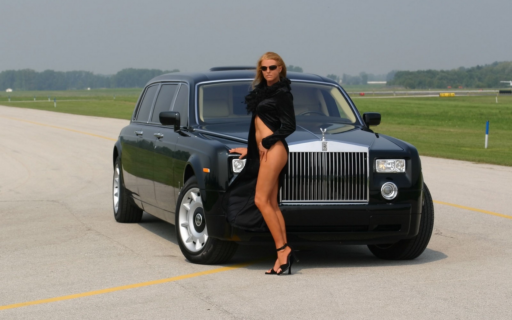 Download full size Phantom With A Chauffeur Rolls Royce wallpaper / 1680x1050