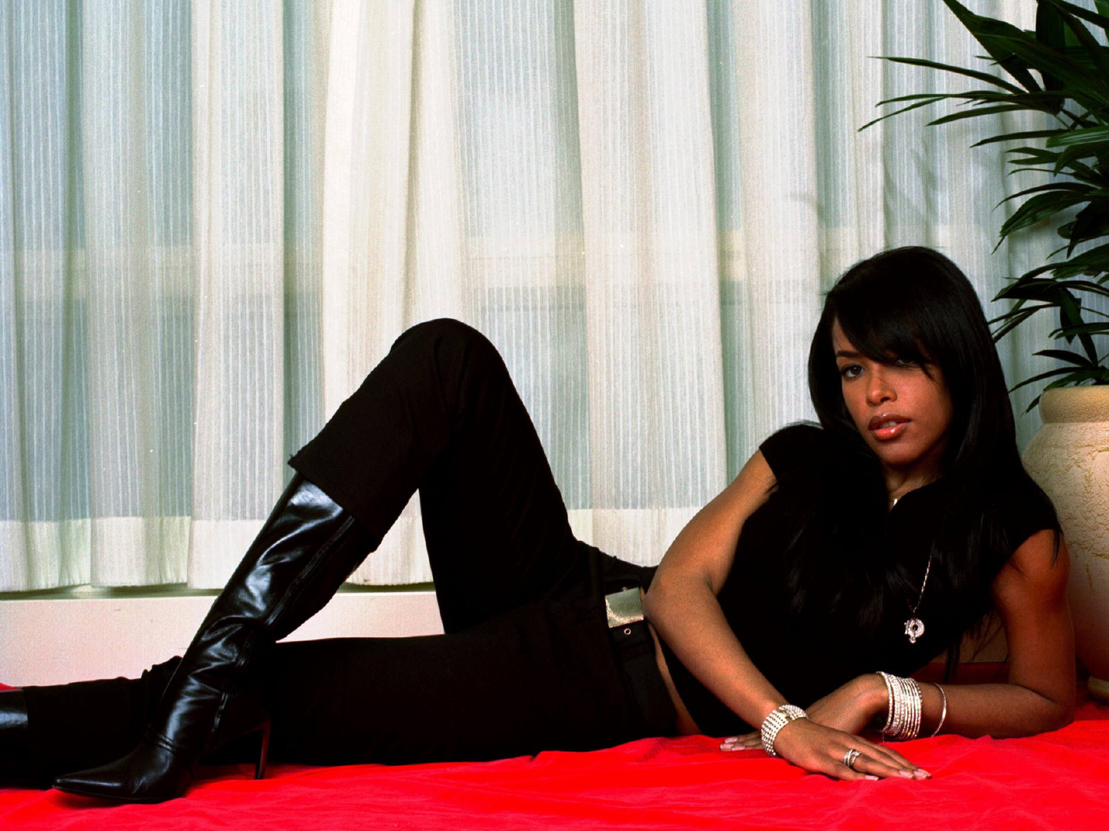 Download HQ Aaliyah wallpaper / Celebrities Female / 1600x1200