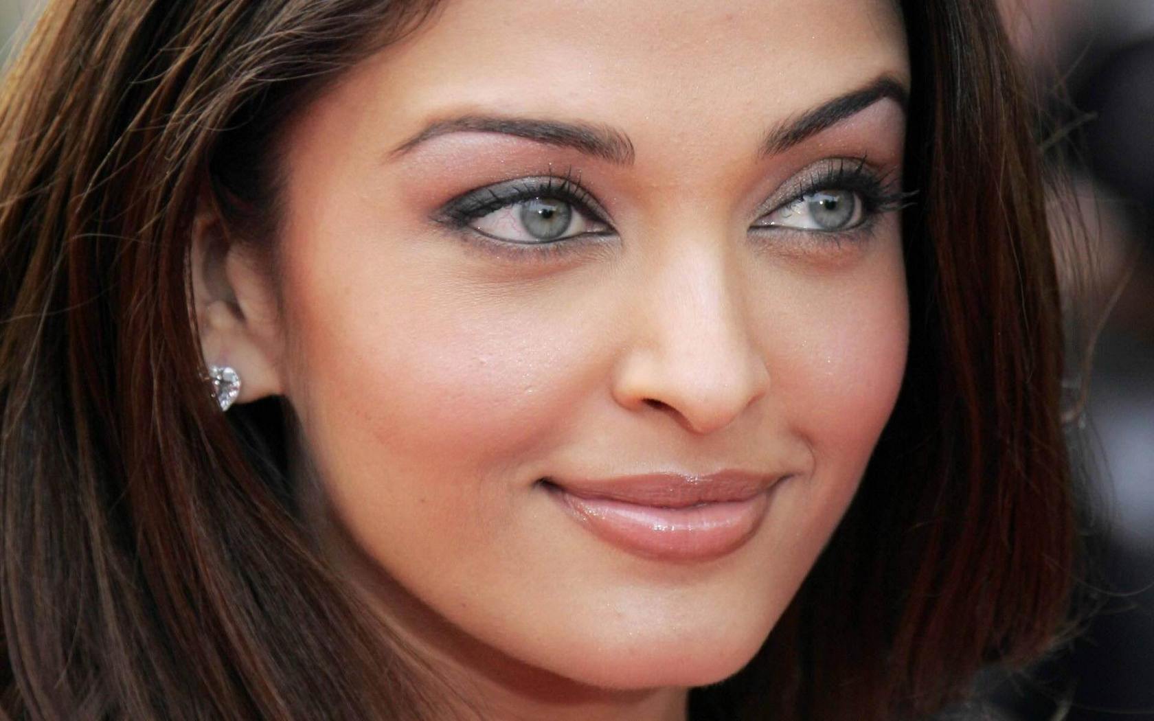 Download High quality Aishwarya Rai wallpaper / Celebrities Female / 1680x1050
