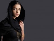 Download Indian woman in a black sari / Amrita Rao