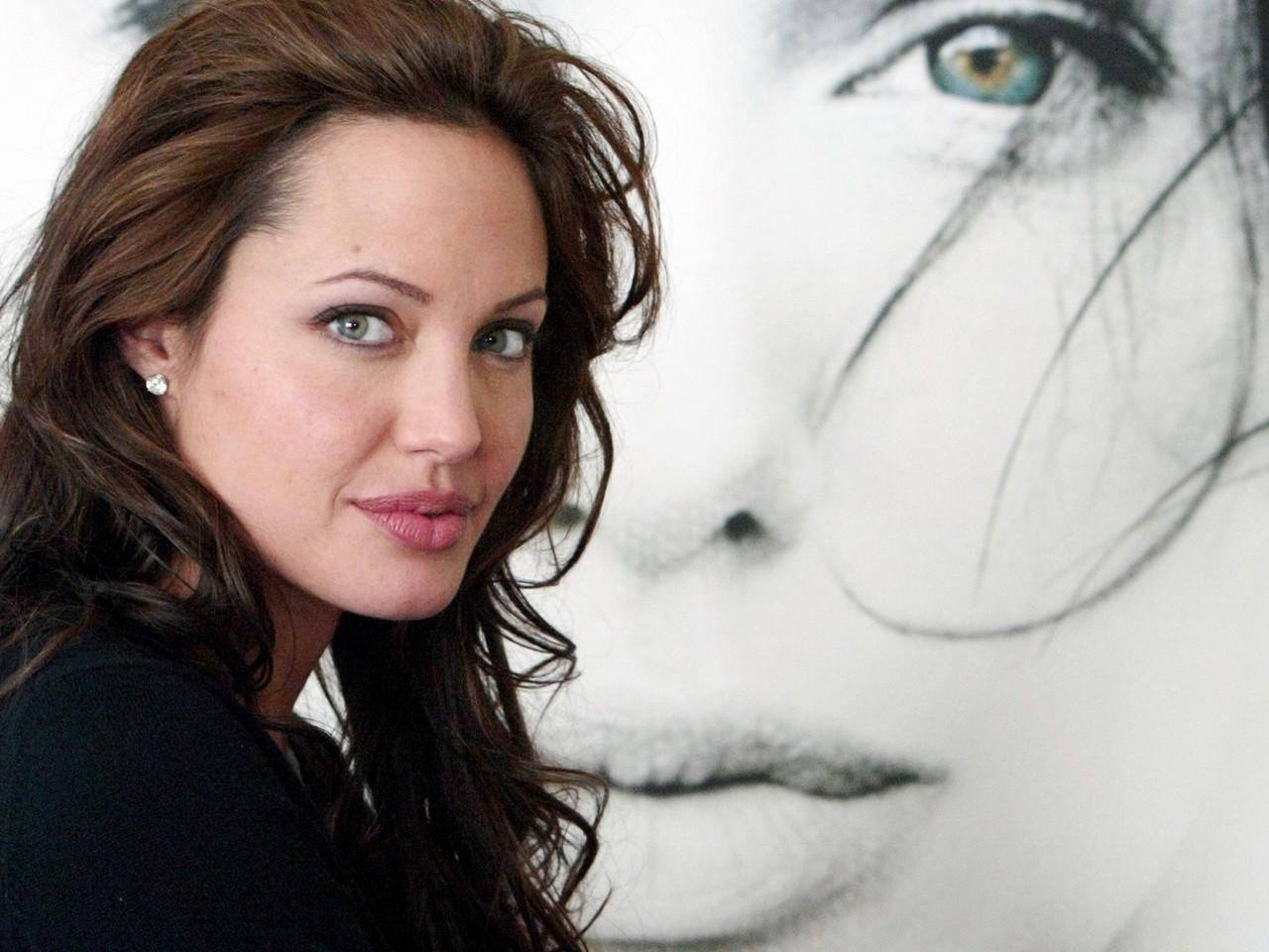 Download full size Angelina Jolie wallpaper / Celebrities Female / 1280x960