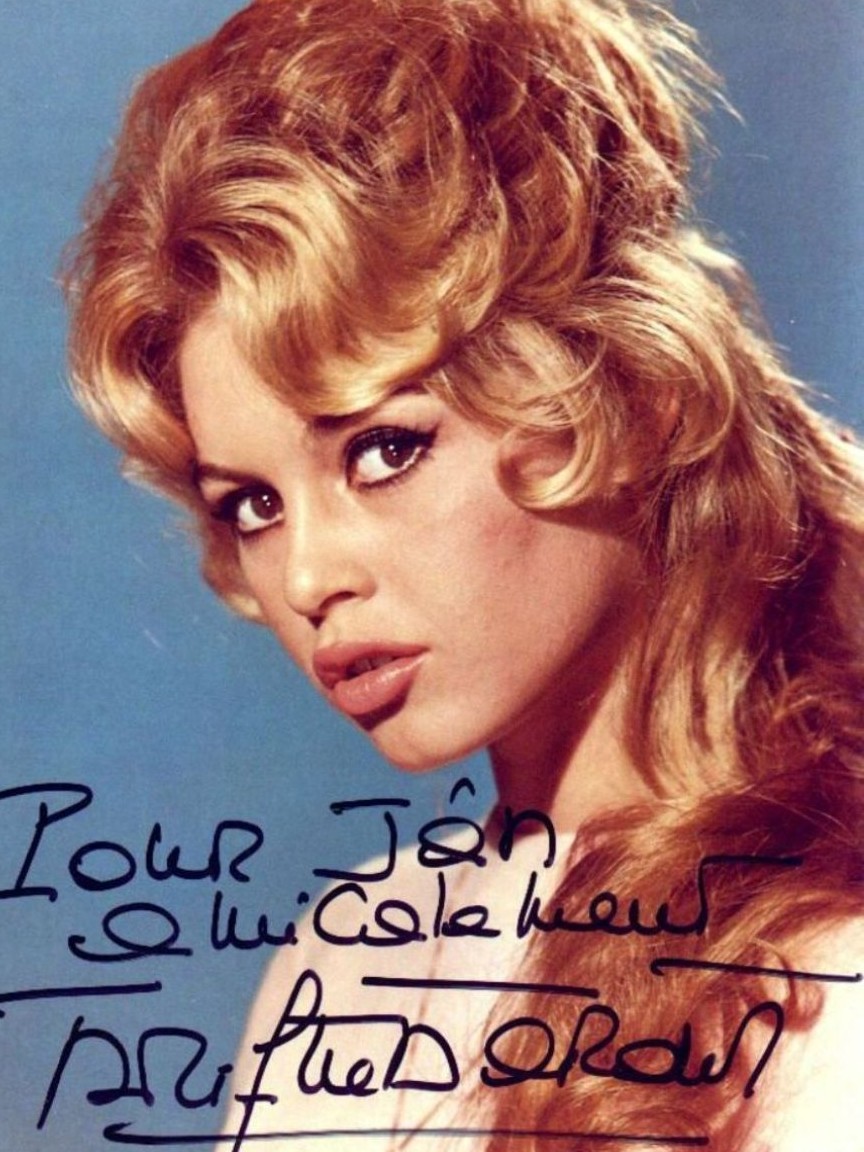 Download High quality Signed photo Brigitte Bardot wallpaper / 864x1152