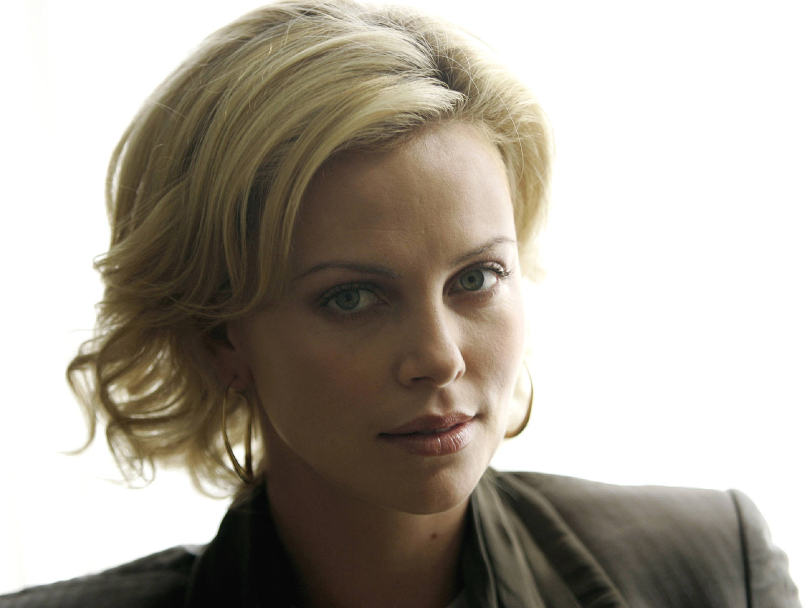 Download High quality Charlize Theron wallpaper / Celebrities Female / 1600x1200