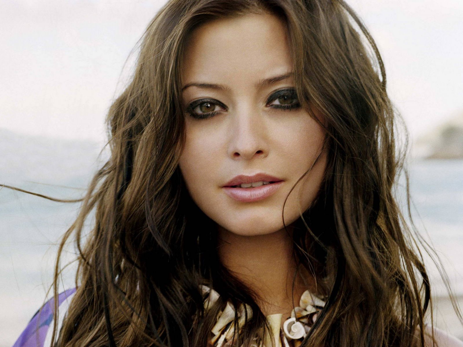 Download HQ Holly Valance wallpaper / Celebrities Female / 1600x1200