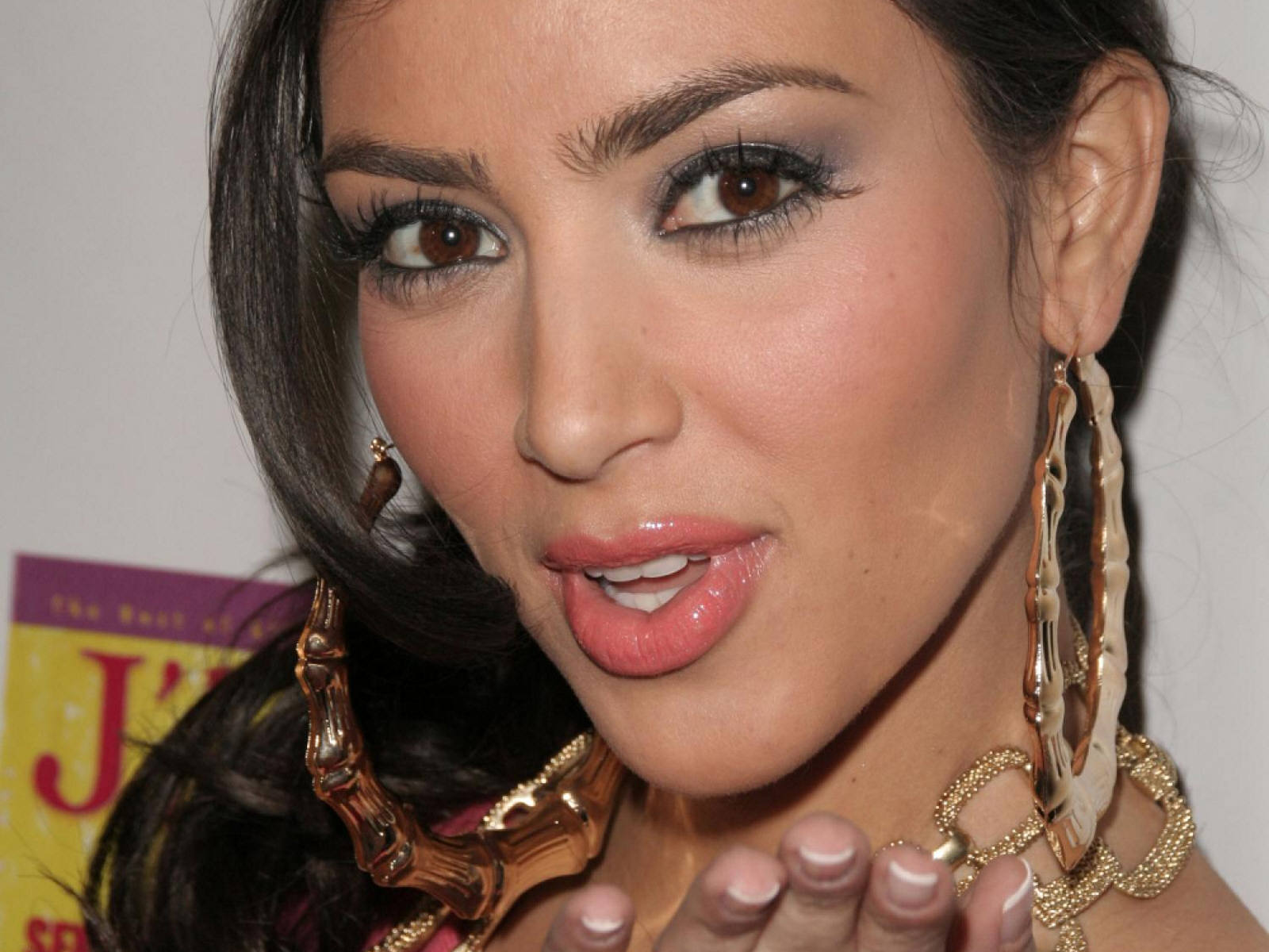 Download full size Kim Kardashian wallpaper / Celebrities Female / 1600x1200