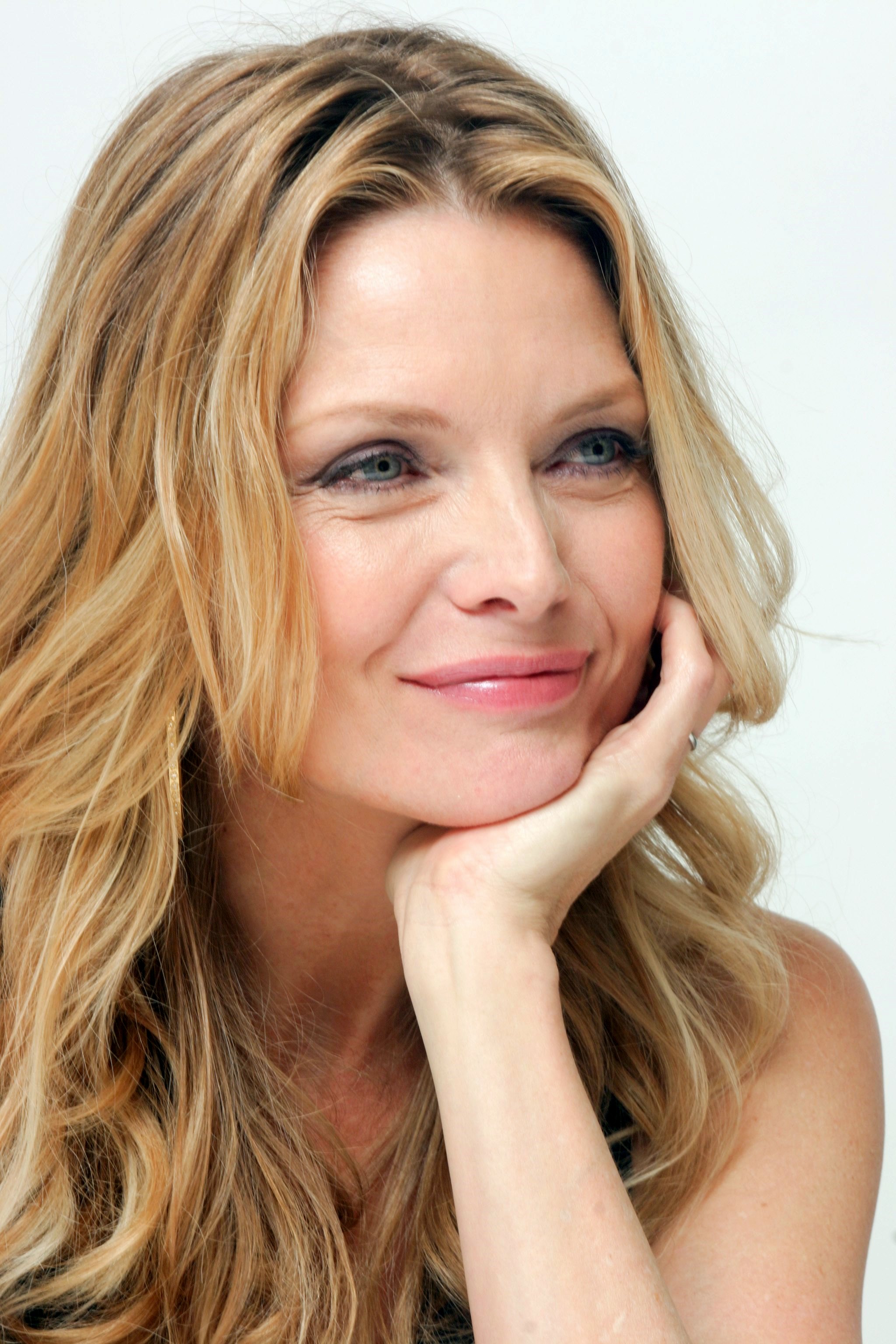 Download High quality Michelle Pfeiffer wallpaper / Celebrities Female / 2048x3072