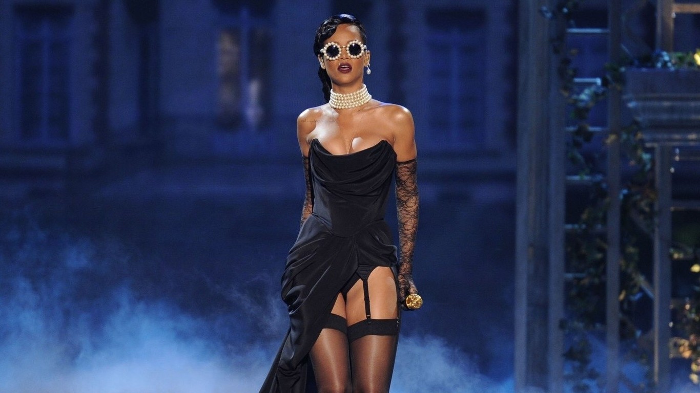 Download High quality Rihanna wallpaper / Celebrities Female / 1366x768