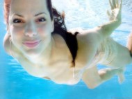 Swimming Underwater / Sandra Bullock