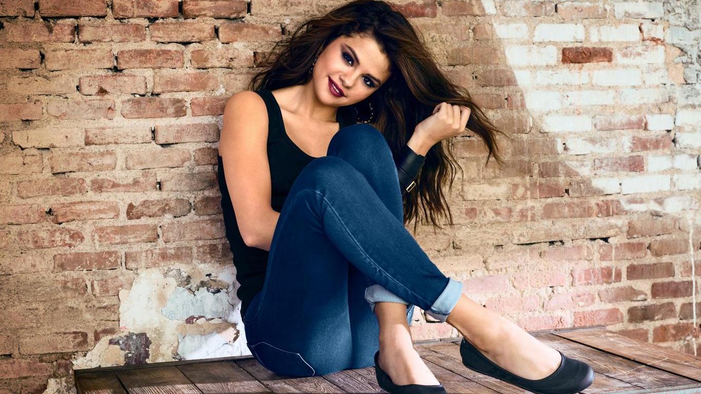 Download HQ Selena Gomez wallpaper / Celebrities Female / 1366x768