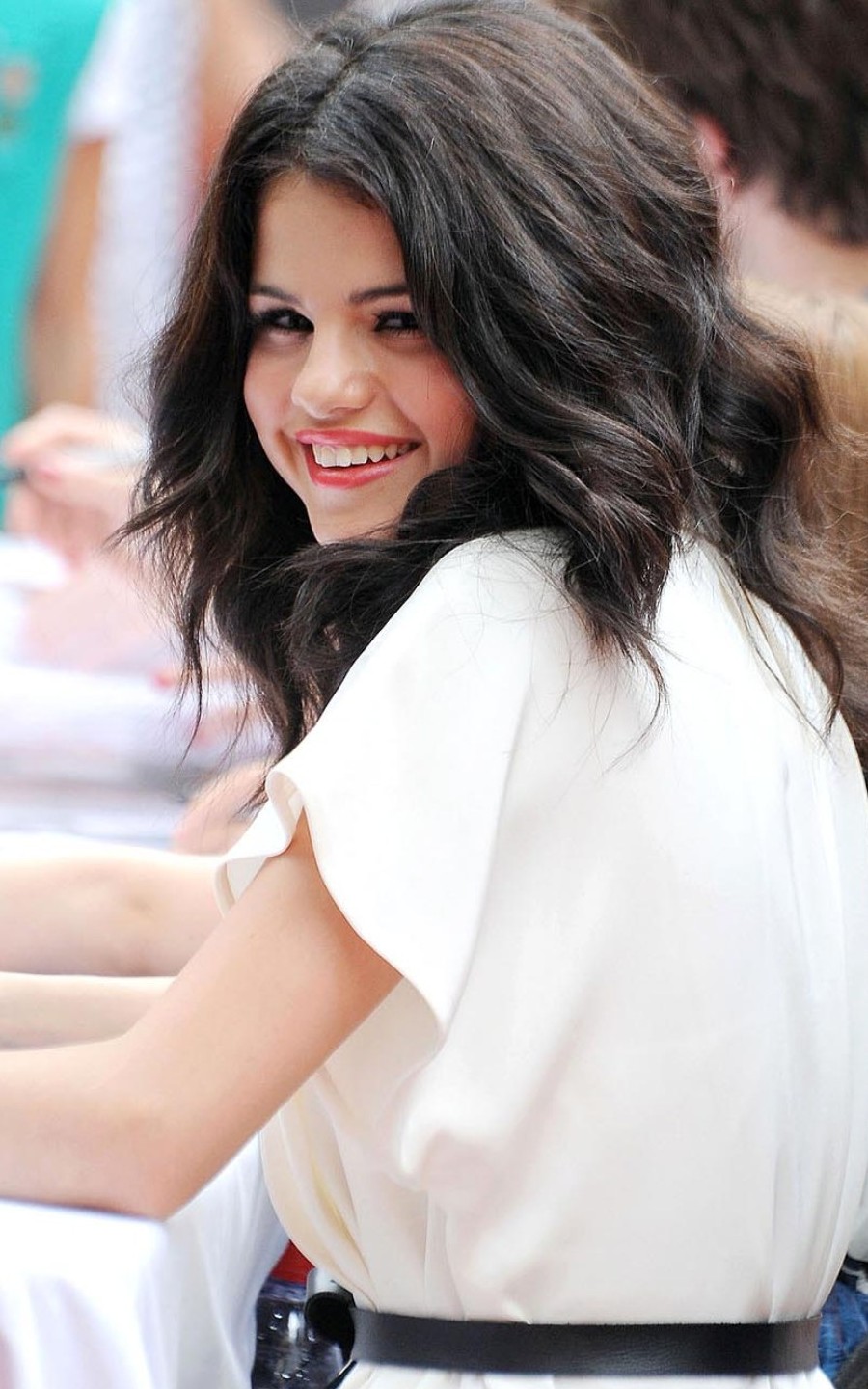 Download High quality smiles Selena Gomez wallpaper / 900x1440