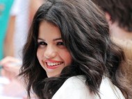 smiles / Selena Gomez