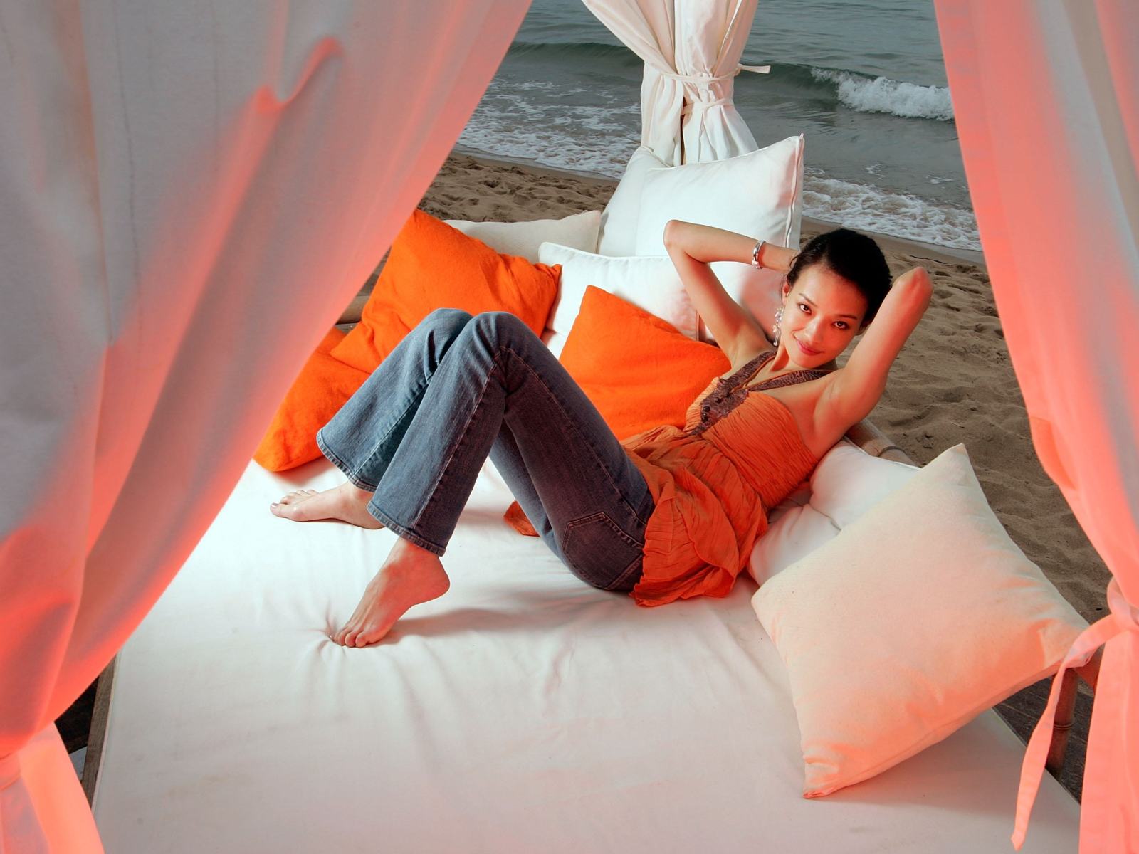Download full size pillow Shu Qi wallpaper / 1600x1200