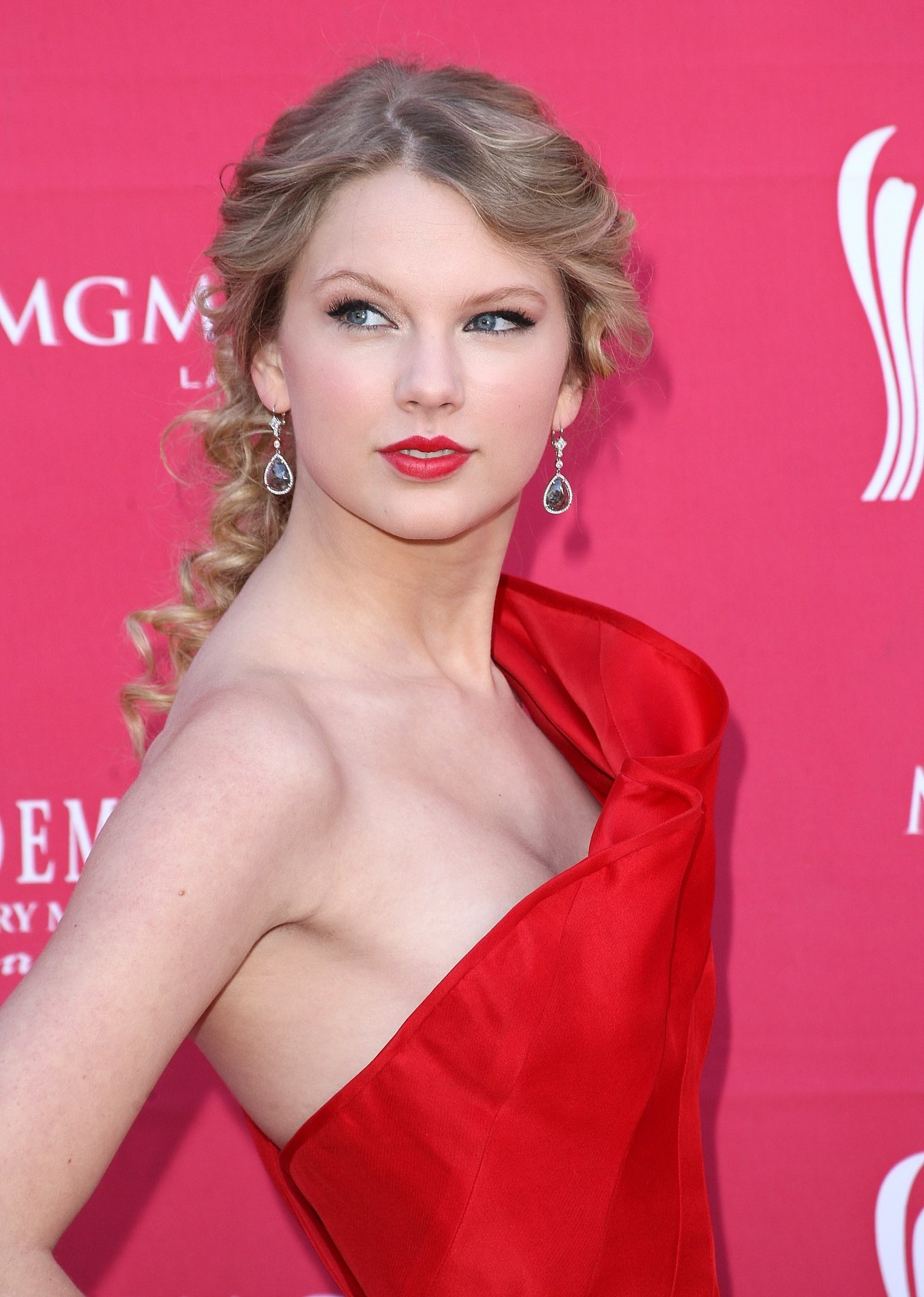 Download High quality Taylor Swift wallpaper / Celebrities Female / 1200x1684