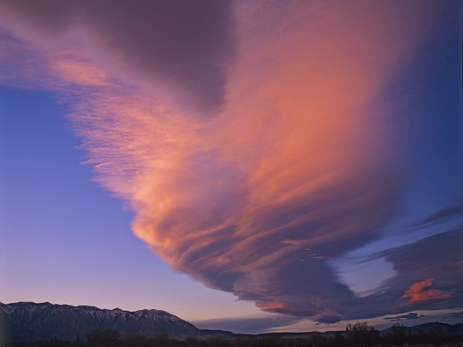 Download HQ Lenticular Cloud, Sierra Nevada Range, California Clouds wallpaper / 1600x1200