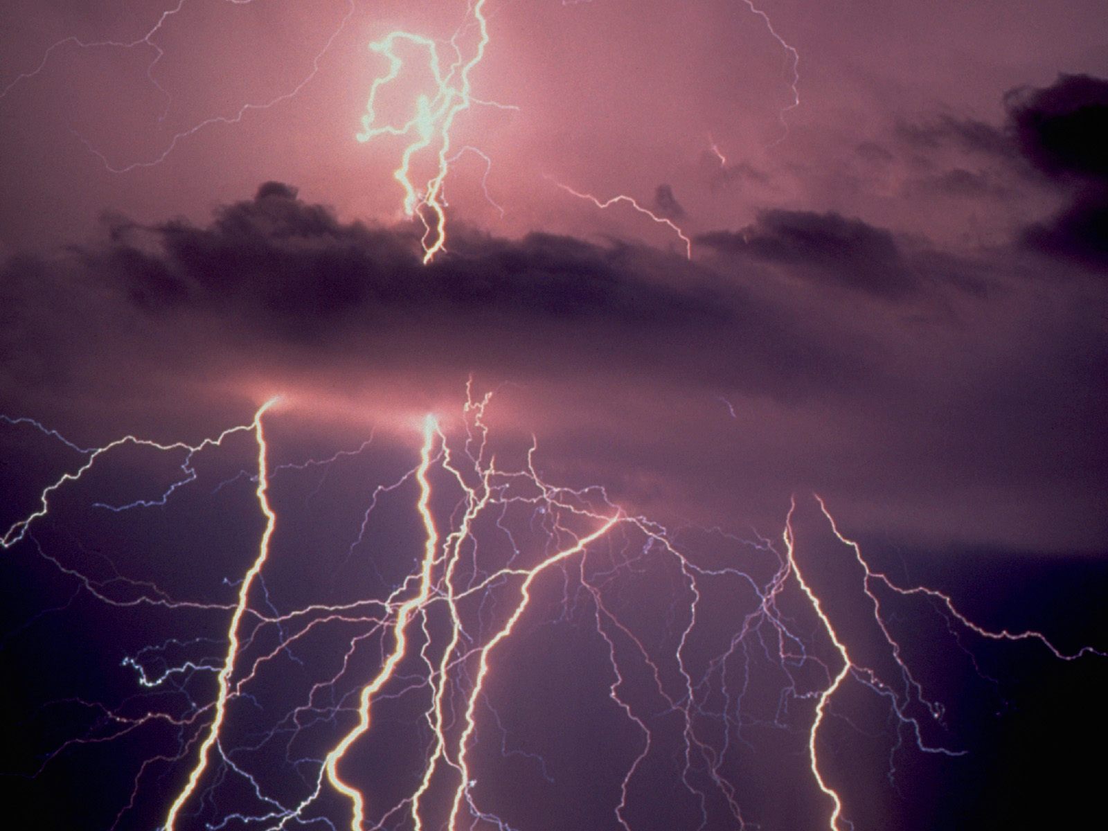 Download HQ Thunderbolt Forces of Nature wallpaper / 1600x1200