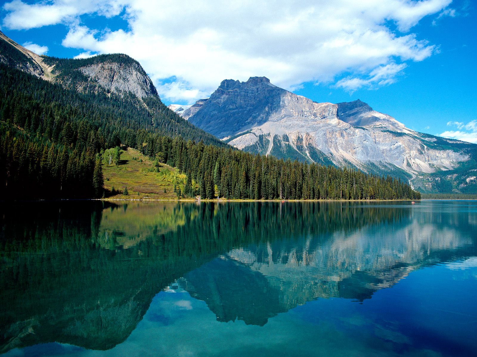 Download full size Emerald Lake, Yoho National Park, British Columbia, Canada Lakes wallpaper / 1600x1200
