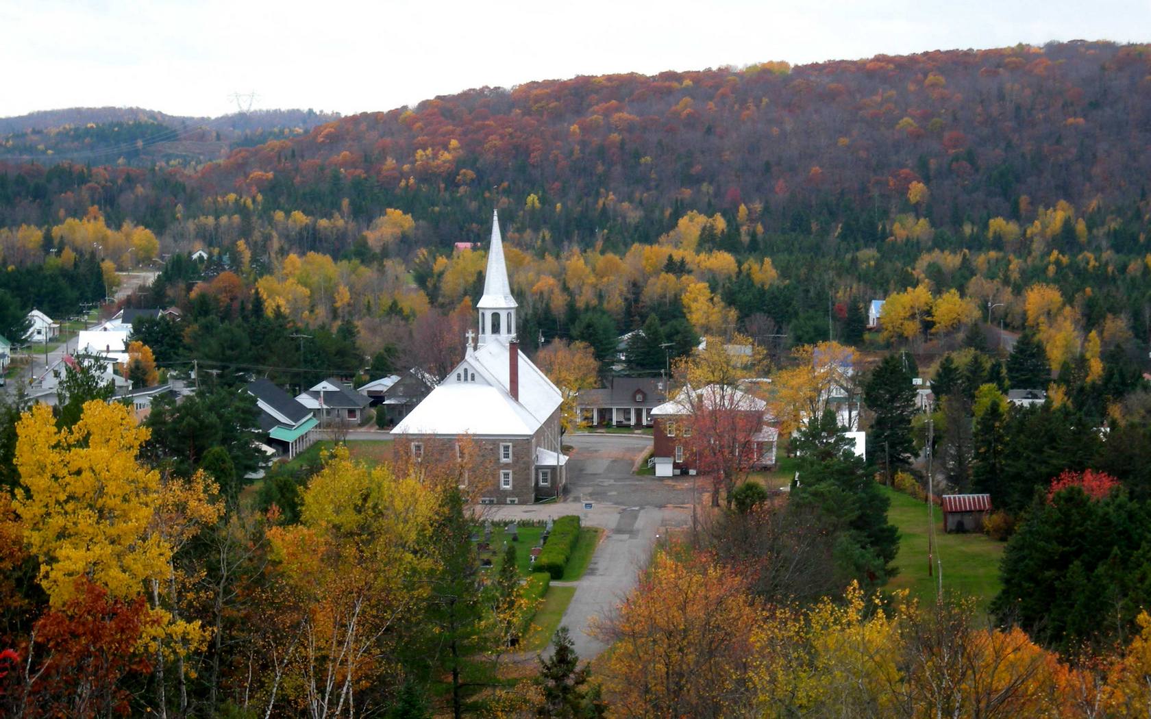 Download HQ Autumn In St-Élie-De-Caxton, Québec, Canada Landscape wallpaper / 1680x1050