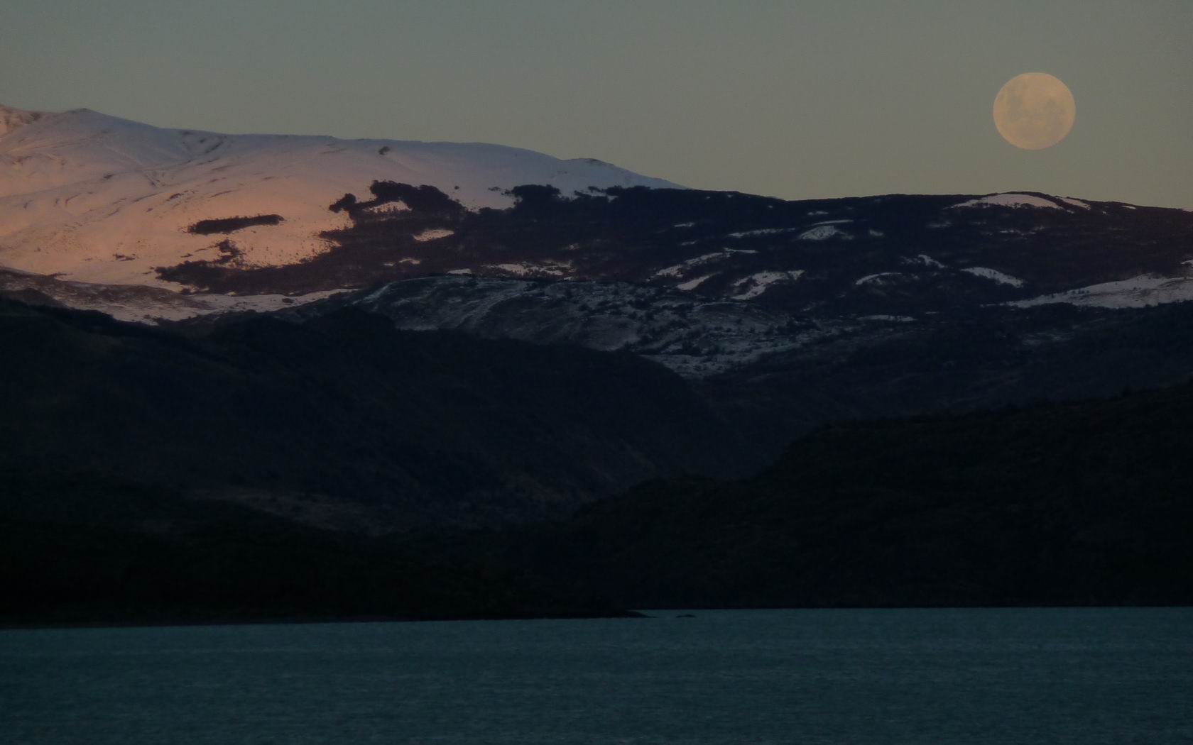 Download full size Lake Pehoe, Patagonia Mountains wallpaper / 1680x1050