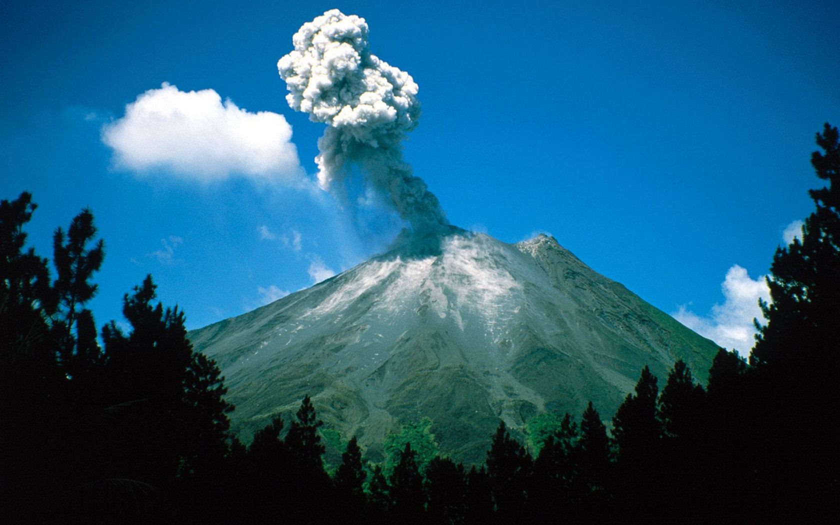 Download High quality Arenal Erupting, Costa Rica Volcanos wallpaper / 1680x1050