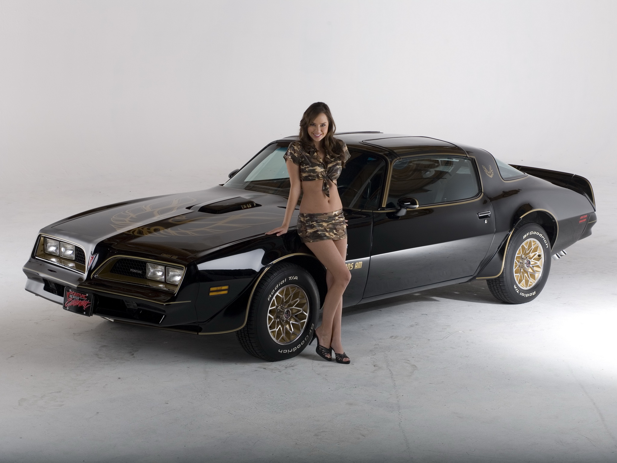 Download HQ Pontiac Girls & Cars wallpaper / 2048x1536