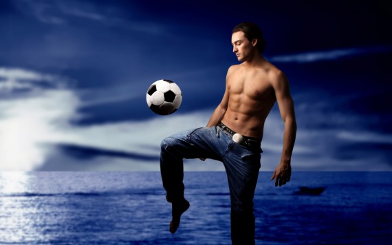 Free Send to Mobile Phone Knock the ball on his knee Football wallpaper num.13