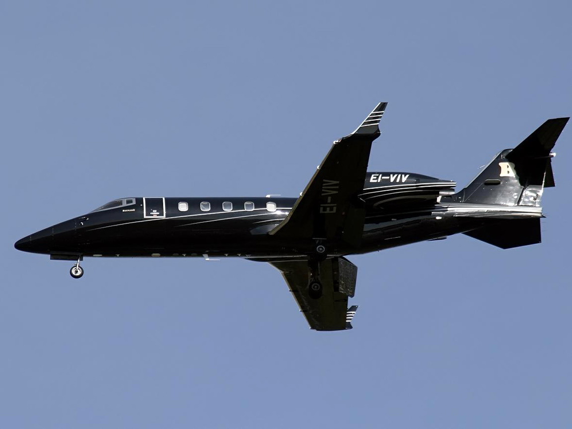 Full size private jet black Civilian Aircraft wallpaper / 1152x864