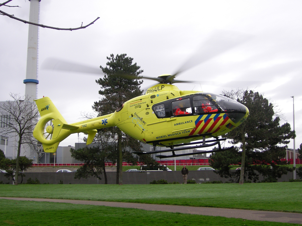 Download yellow Helicopter wallpaper / 1024x768