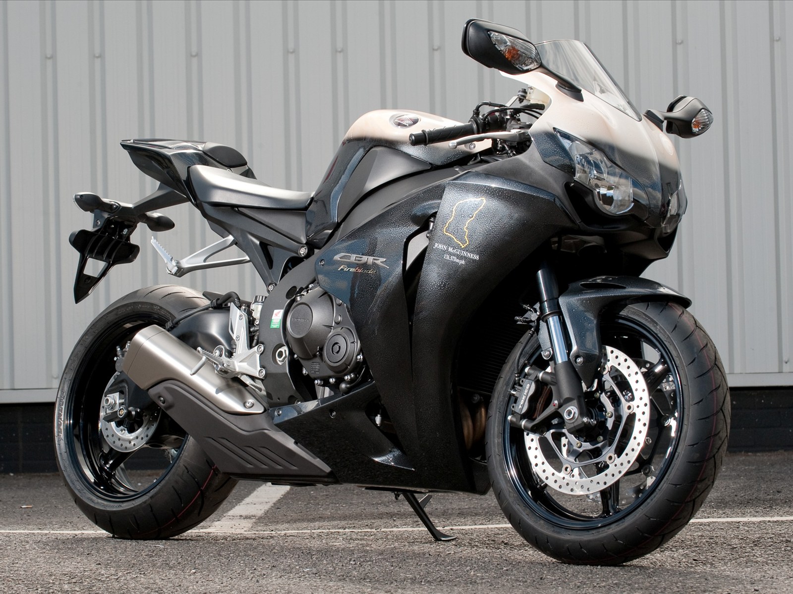 Download High quality Honda black CBR Fireblade Motorcycle wallpaper / 1600x1200