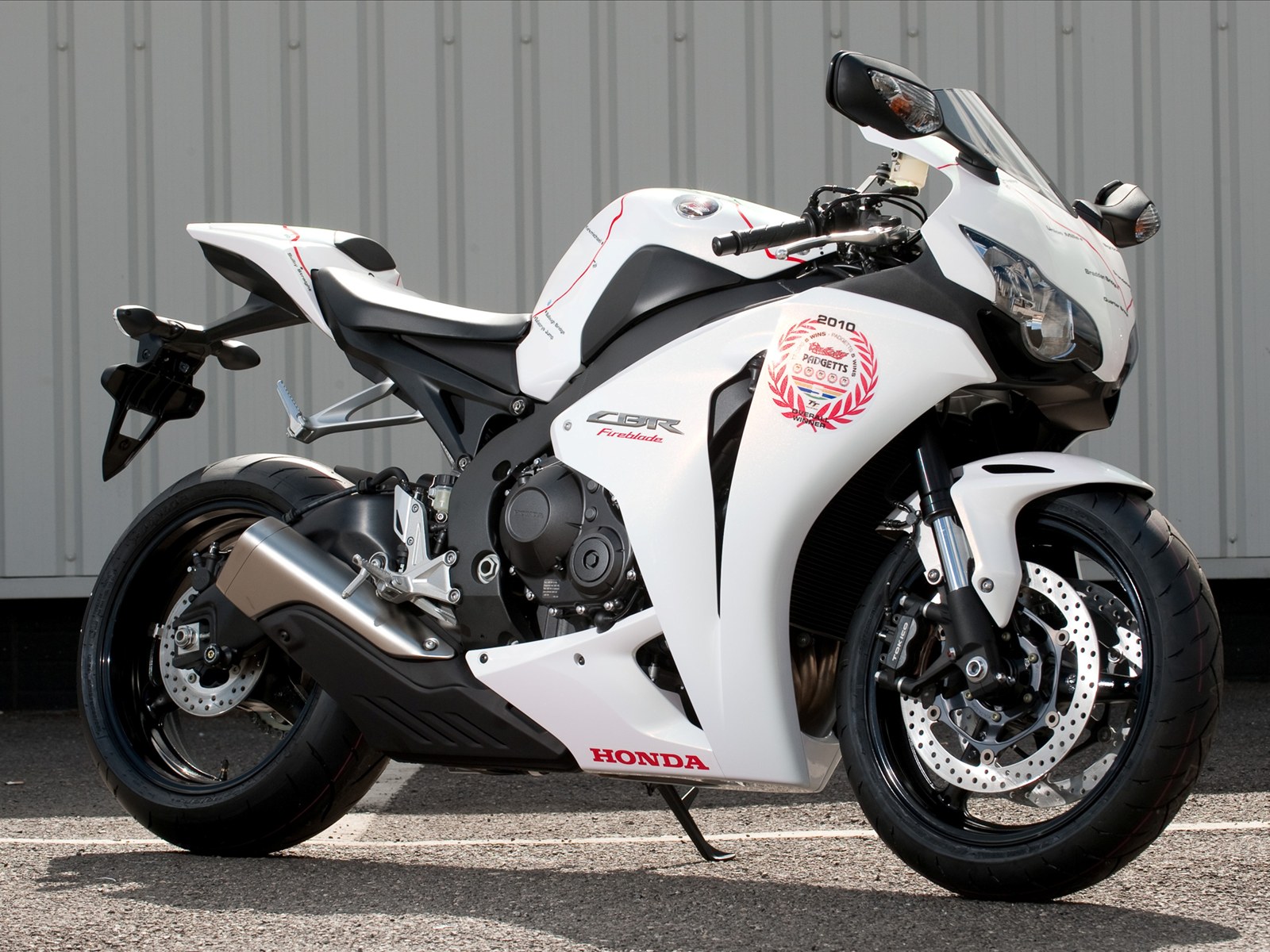 Download full size Honda white CBR Fireblade Motorcycle wallpaper / 1600x1200