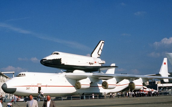 Free Send to Mobile Phone Russian Shuttle Buran on Antonov-225 Le-Bourget 1989 Military Airplanes wallpaper num.149