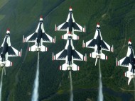 F-16 Fighting Falcons U.S. Air Force\'s Thunderbirds / Military Airplanes