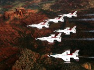 F-16 Fighting Falcons U.S. Air Force\'s Thunderbirds Over Sedona Arizona / Military Airplanes