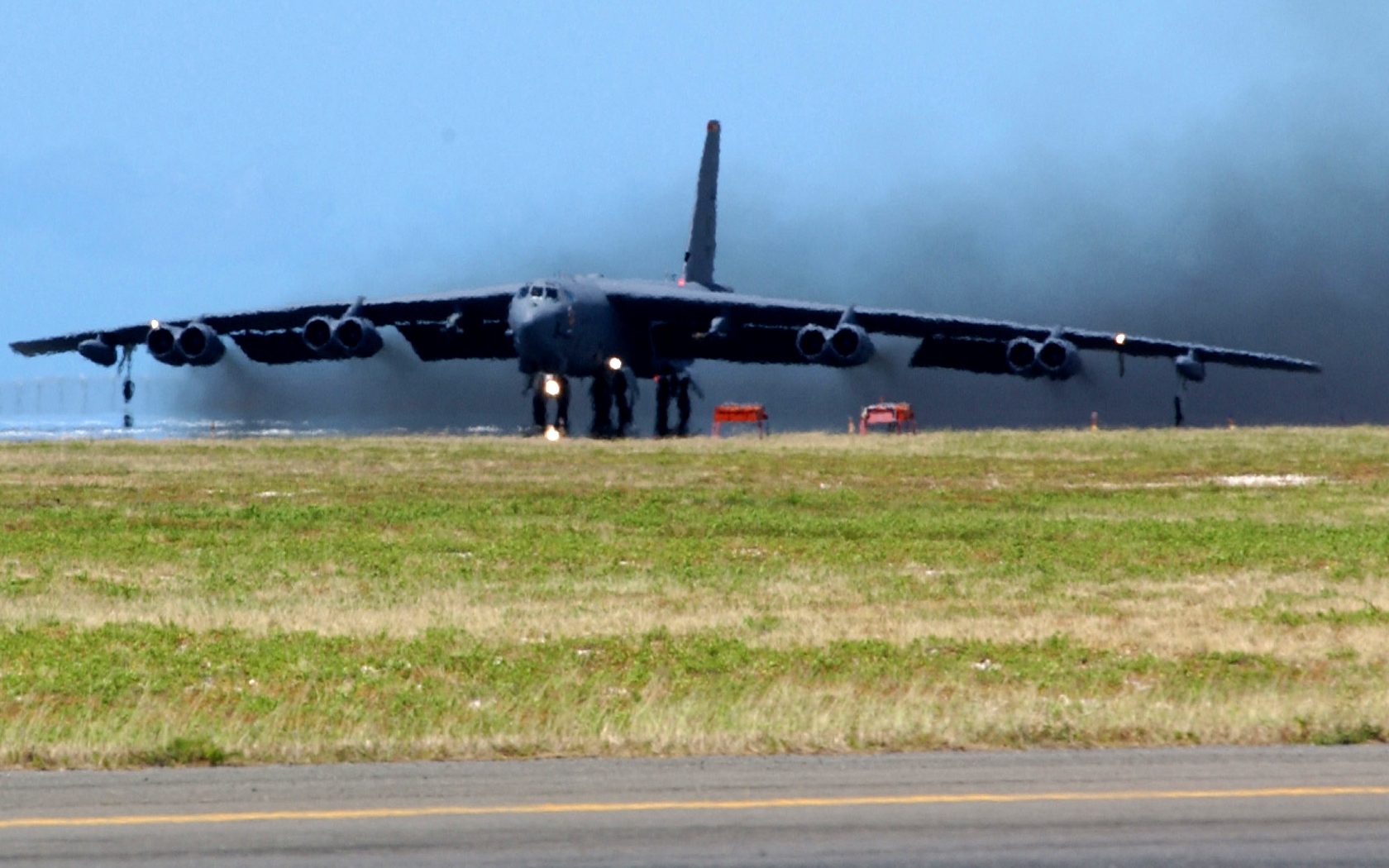 Download full size B-52 Stratofortress Military Airplanes wallpaper / 1680x1050
