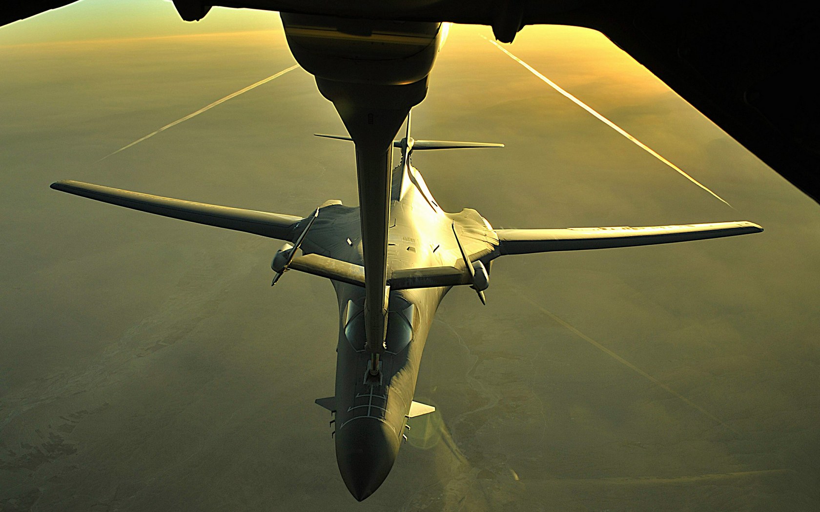Download full size Aerial Refueling Of A B-1B Lancer Military Airplanes wallpaper / 1680x1050