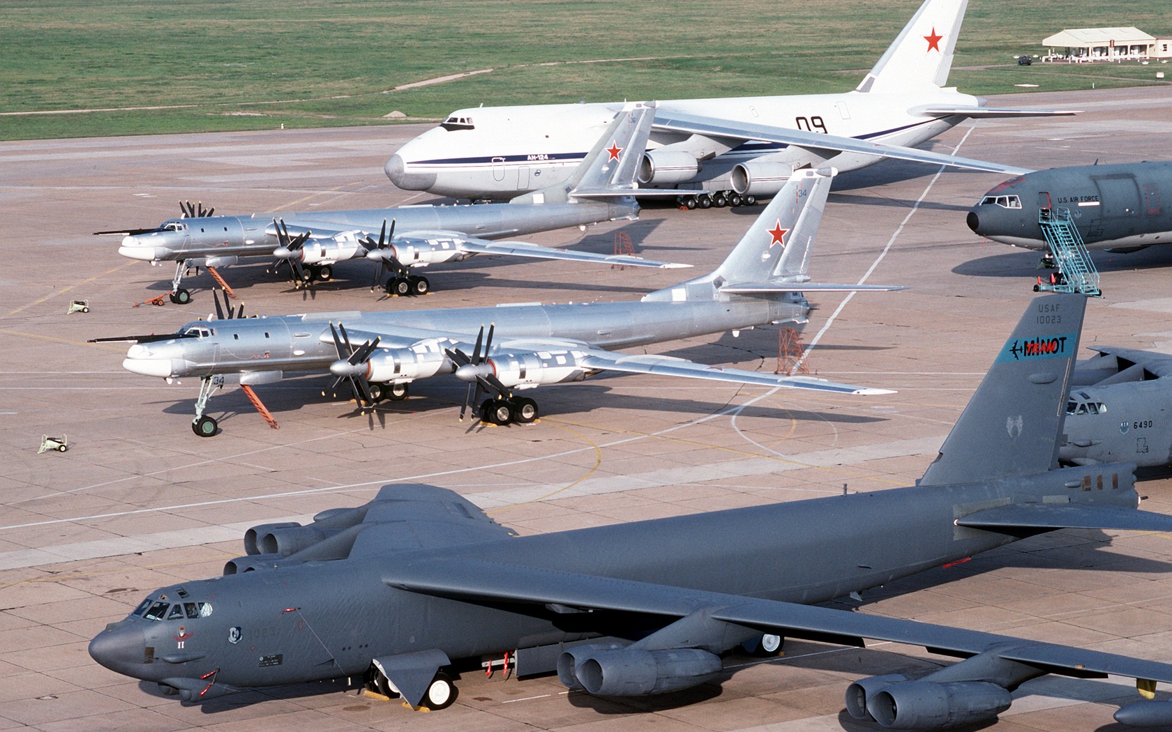 Download HQ B-52_&_Tu-95 & Antonov-124 Military Airplanes wallpaper / 1680x1050