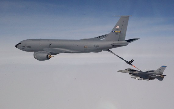 Free Send to Mobile Phone KC-135 Stratotanker refuels an F-16 Fighting Falcon Military Airplanes wallpaper num.246