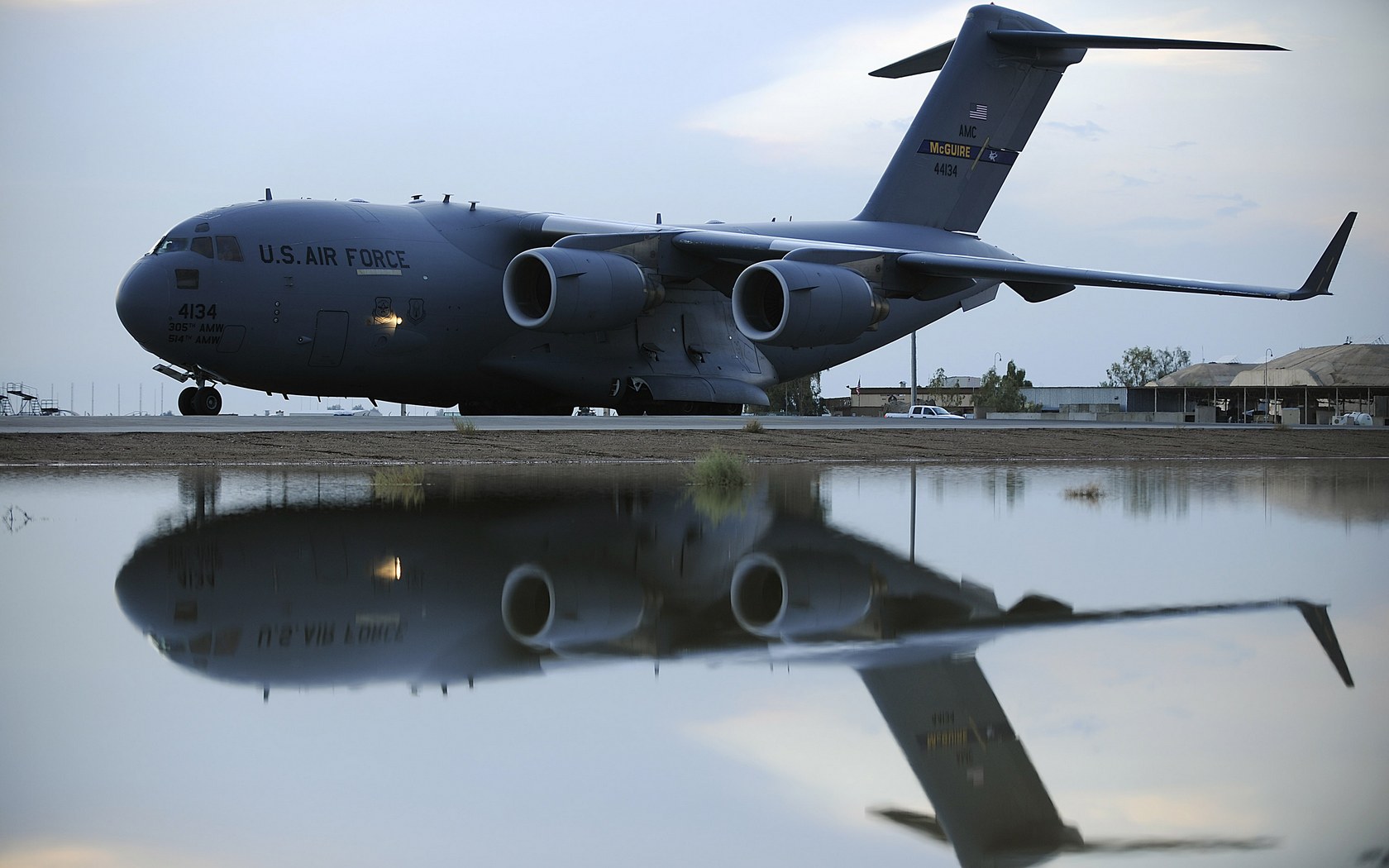 Download full size C-17 Globemaster Military Airplanes wallpaper / 1680x1050