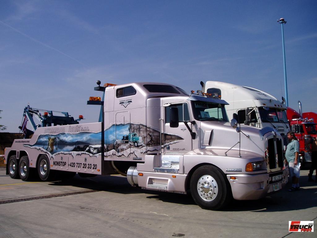 Download Trucks / Vehicles wallpaper / 1024x768