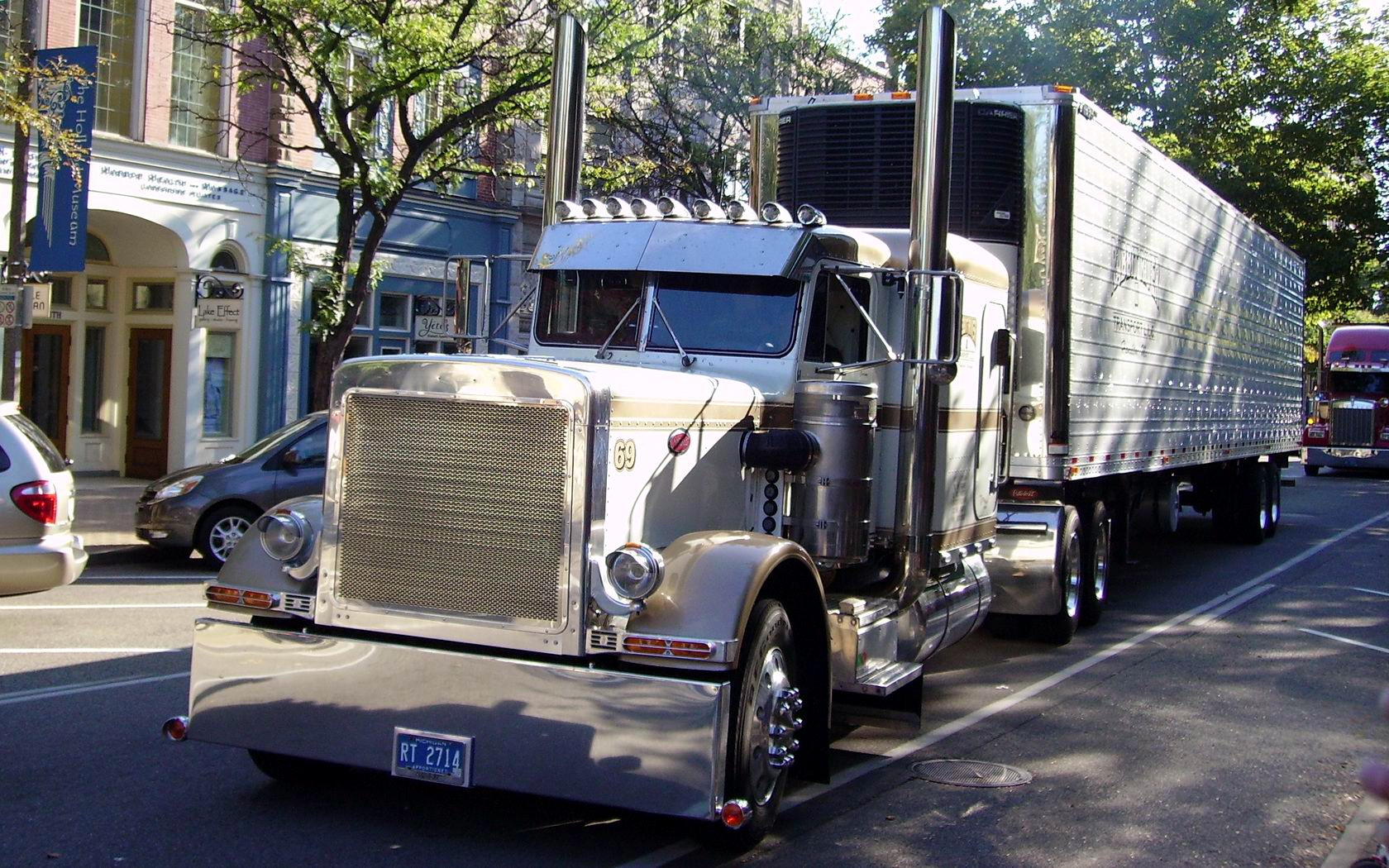 Download HQ Trucks wallpaper / Vehicles / 1680x1050