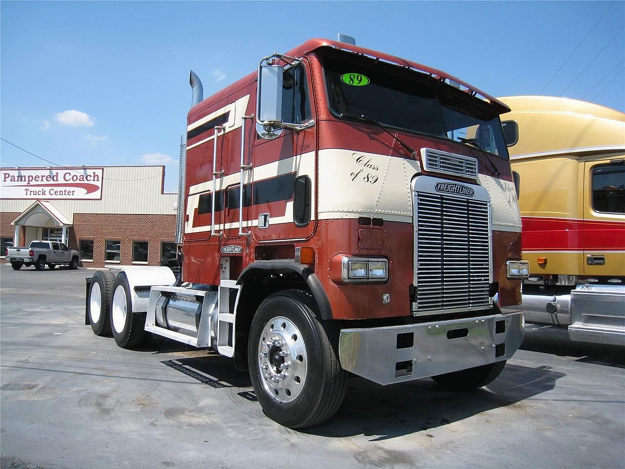 Download full size Freightliner Trucks wallpaper / 1280x960